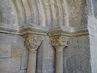 Saint-Julien-Du-Serre, Eglise romane, Porche, Chapiteaux (2)